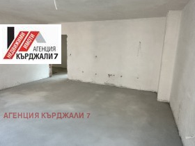 2 soverom Vazrosjdentsi, Kardsjali