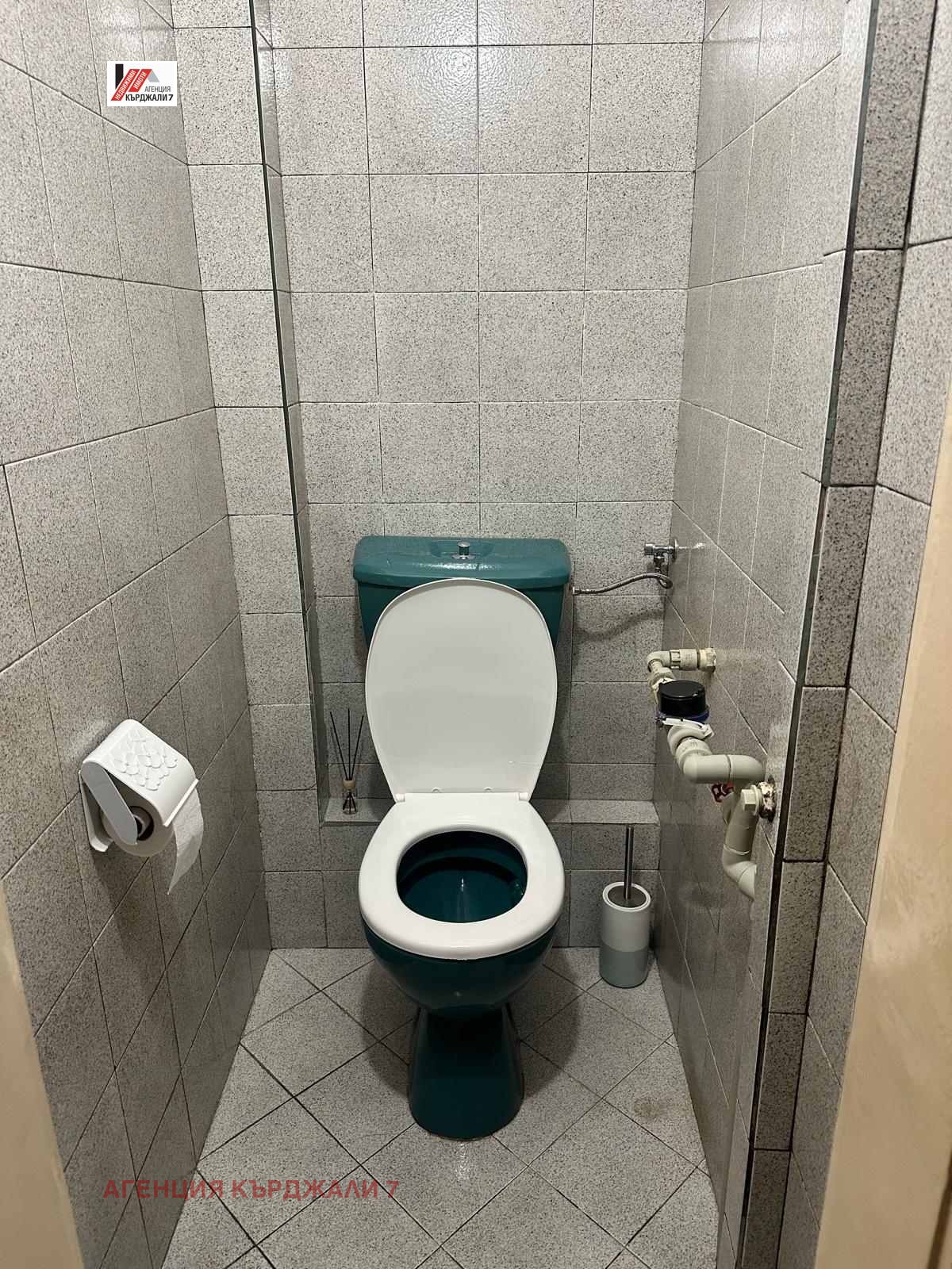 Продава МНОГОСТАЕН, гр. Кърджали, Център, снимка 10 - Апартаменти - 54199484