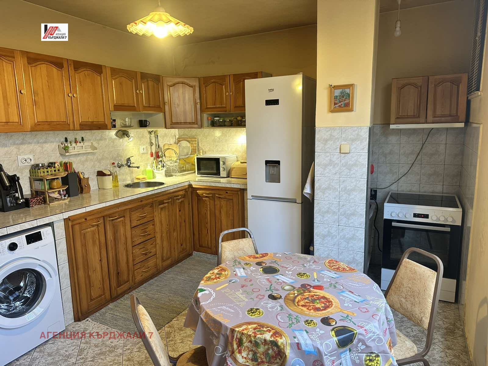 Продава МНОГОСТАЕН, гр. Кърджали, Център