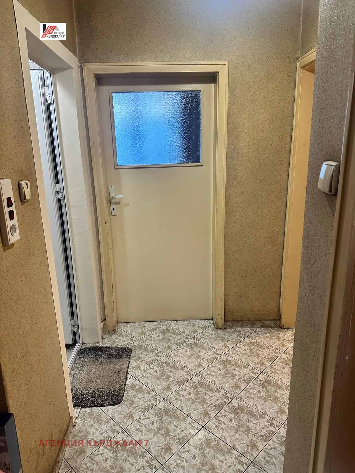 Продава МНОГОСТАЕН, гр. Кърджали, Център, снимка 7 - Апартаменти - 54199484