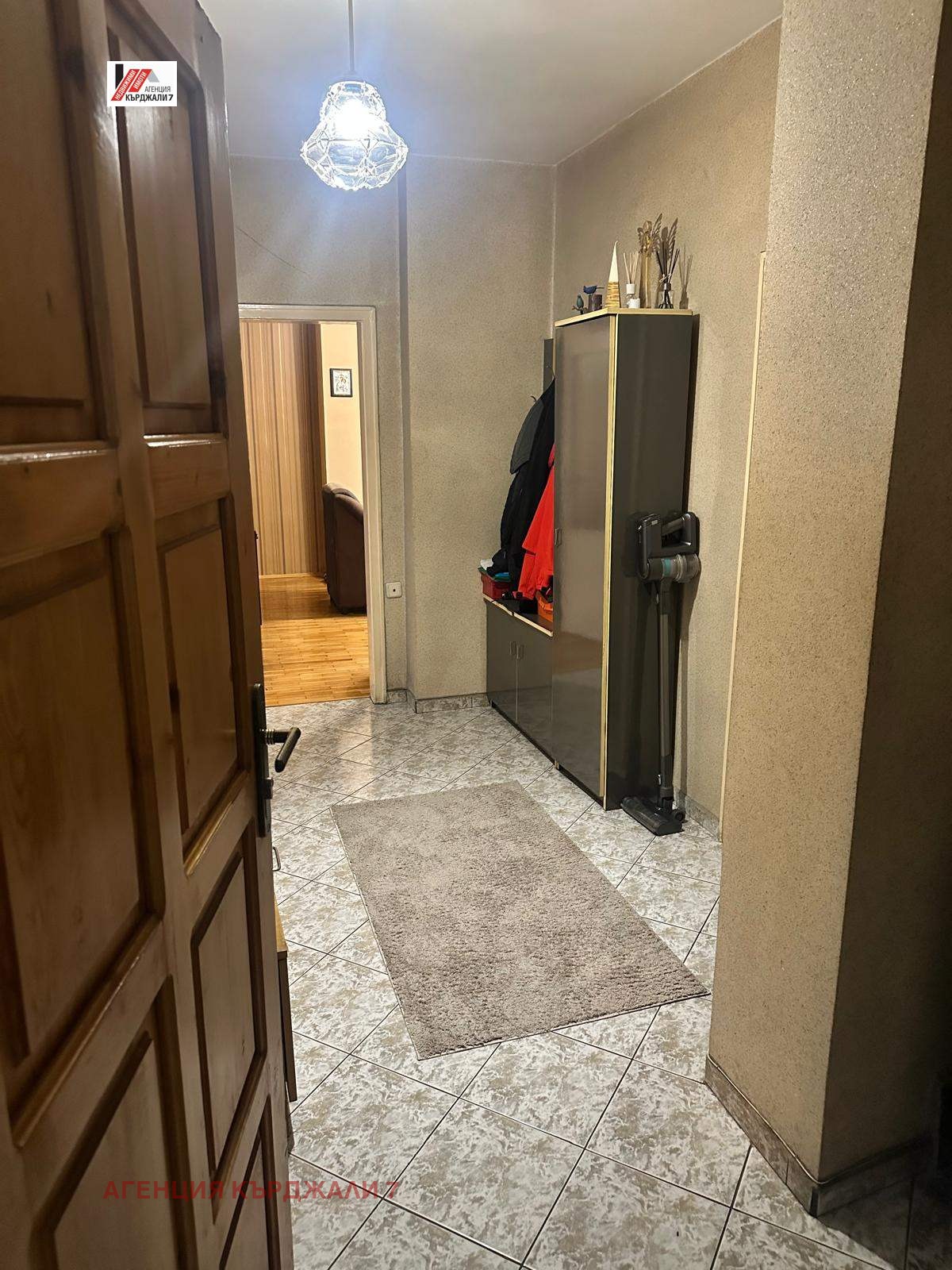 Продава МНОГОСТАЕН, гр. Кърджали, Център, снимка 2 - Апартаменти - 54199484