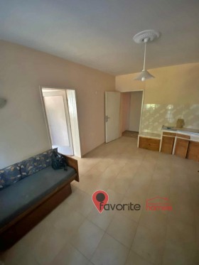 1 chambre Tsentar, Choumen
