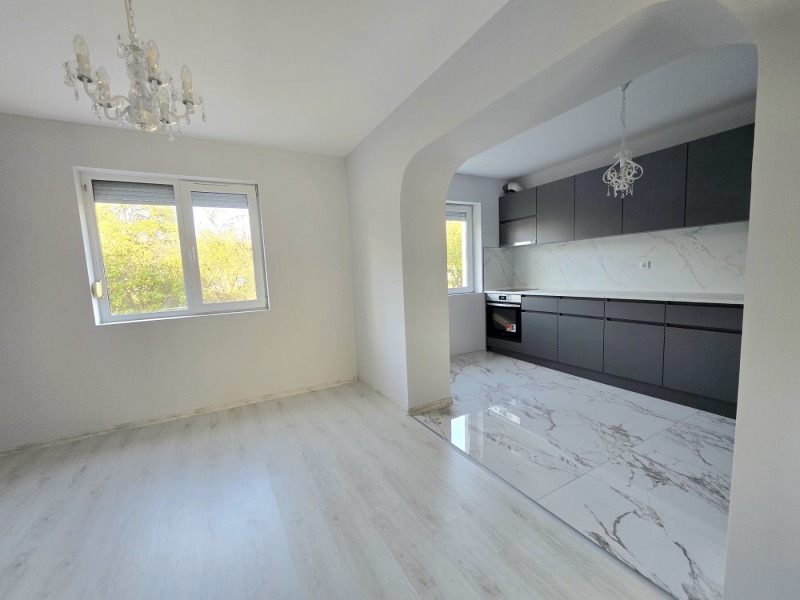 Продава ЕТАЖ ОТ КЪЩА, гр. Добрич, Червената пръст, снимка 3 - Етаж от къща - 52442295