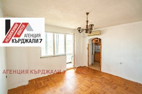 3-стаен град Кърджали, Център 8