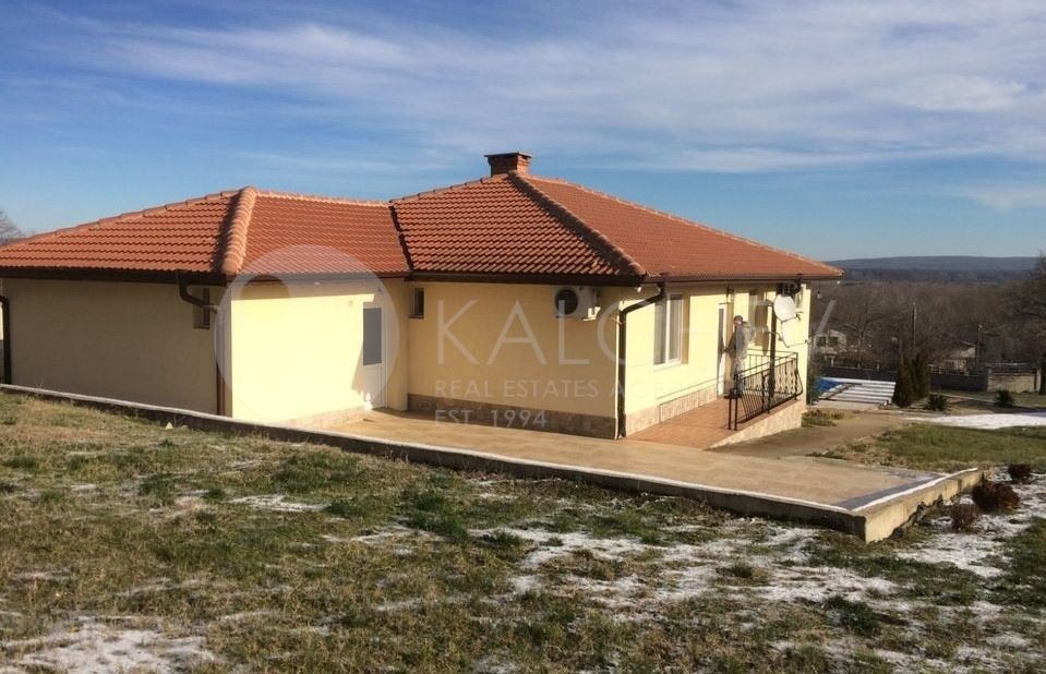 Продава КЪЩА, с. Горен чифлик, област Варна, снимка 11 - Къщи - 53688771