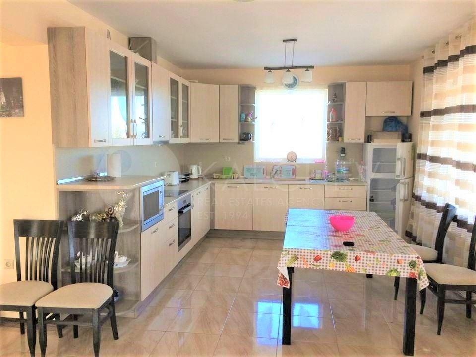 Продава КЪЩА, с. Горен чифлик, област Варна, снимка 3 - Къщи - 53688771