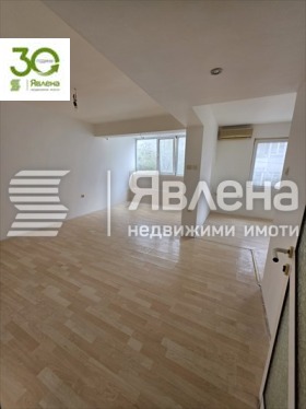 3 quartos Pobeda, Varna