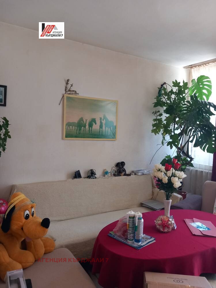 Продава МНОГОСТАЕН, гр. Кърджали, Веселчане, снимка 3 - Апартаменти - 53968047