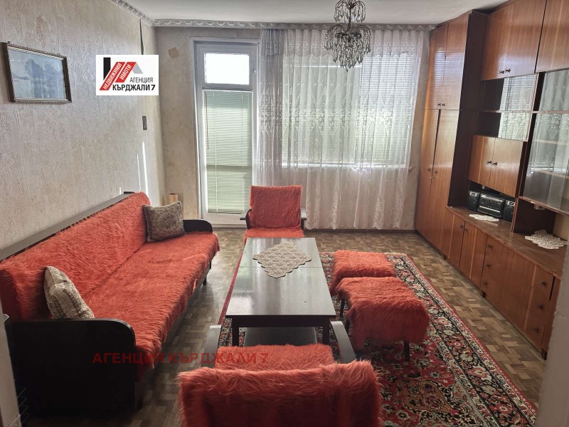 Продава МНОГОСТАЕН, гр. Кърджали, Байкал, снимка 3 - Aпартаменти - 48443093