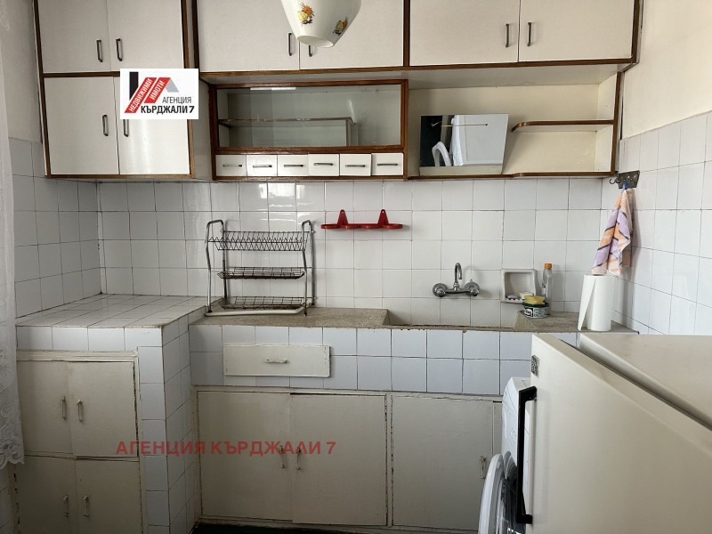 Продава МНОГОСТАЕН, гр. Кърджали, Байкал, снимка 2 - Aпартаменти - 48443093