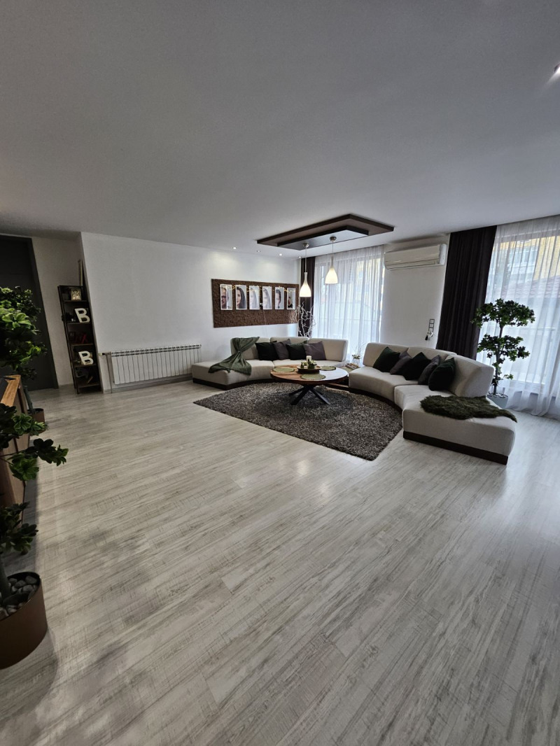 Продава  Мезонет град Шумен , Център , 400 кв.м | 23807738