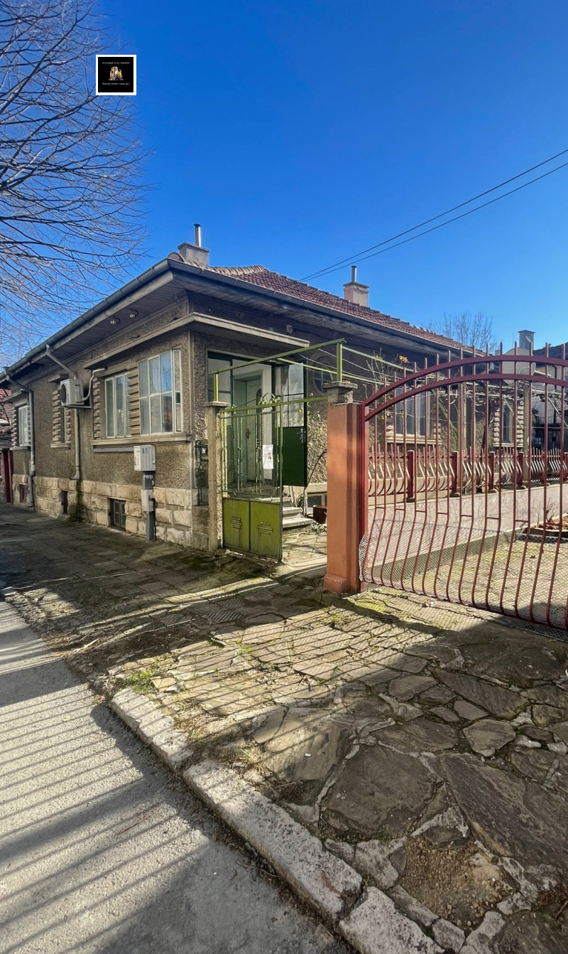 Продава  Къща град Шумен , Военно училище , 84 кв.м | 81602585