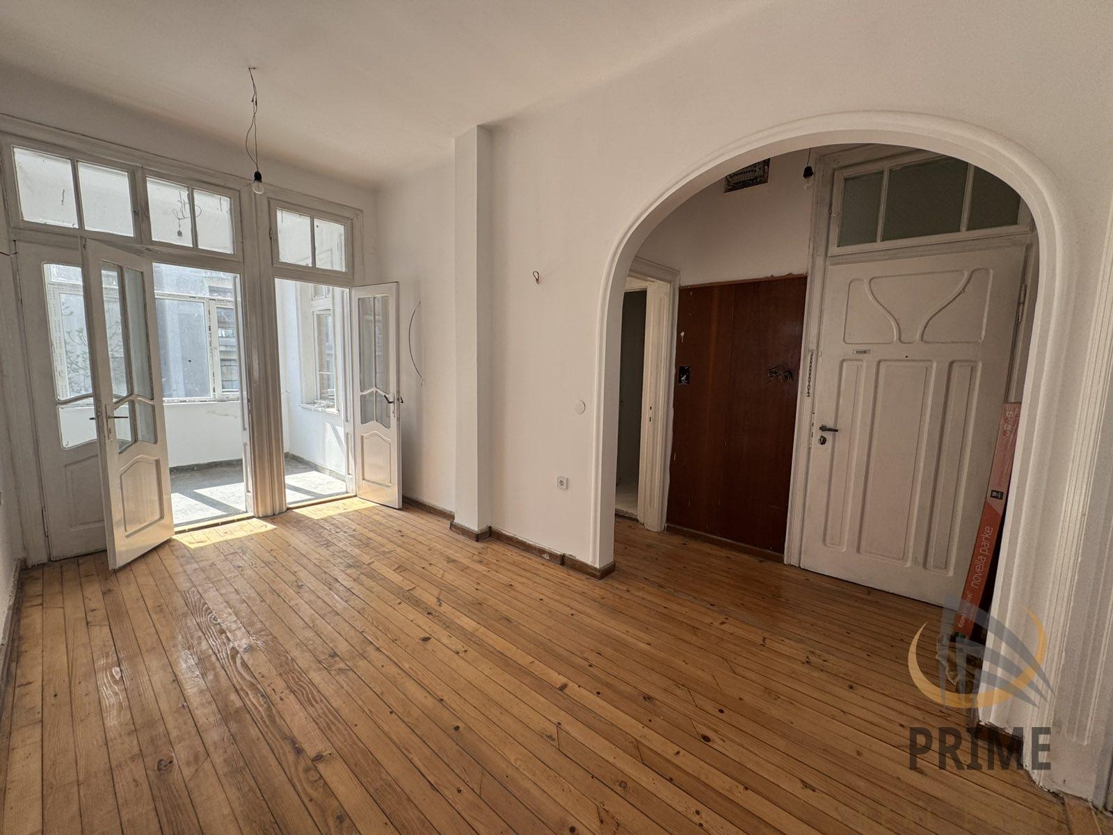 Продава МНОГОСТАЕН, гр. Бургас, Център, снимка 2 - Апартаменти - 50035678