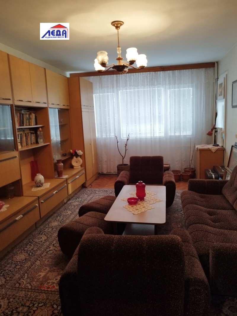 Продава 3-СТАЕН в град Плевен, Широк център - 95 кв.м / 135 000 € » 264 037.05 лв., ЛЕДА