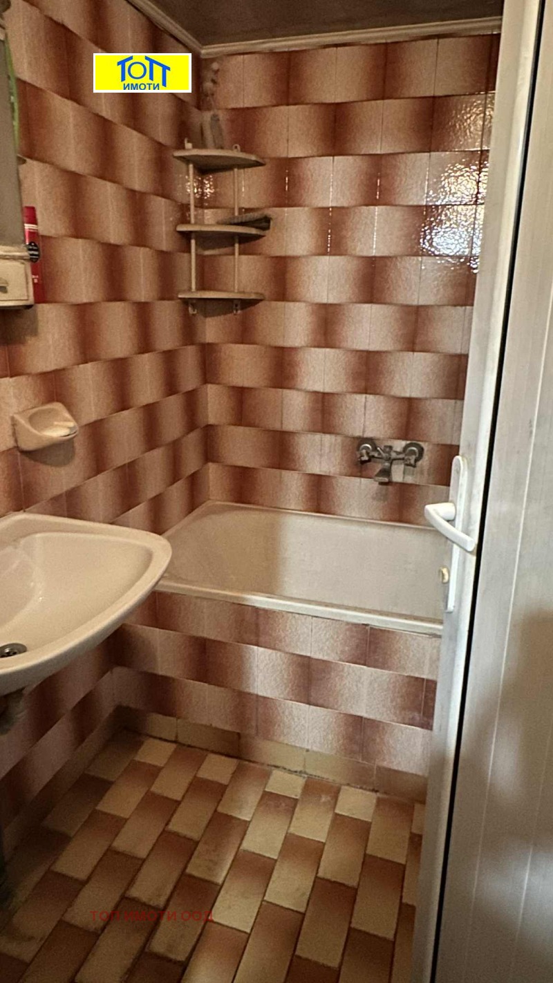 Продава ЕТАЖ ОТ КЪЩА, гр. Русе, Родина 2, снимка 14 - Етаж от къща - 52142862