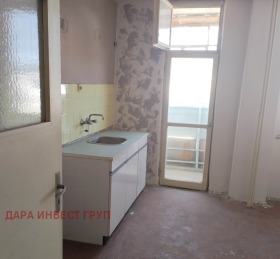 Продава 4-стаен град Шумен Гривица - [1] 