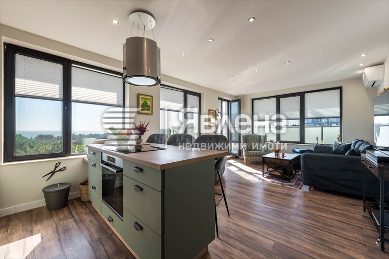 Продава  3-стаен град Варна , к.к. Св.Св. Константин и Елена , 101 кв.м | 32160431