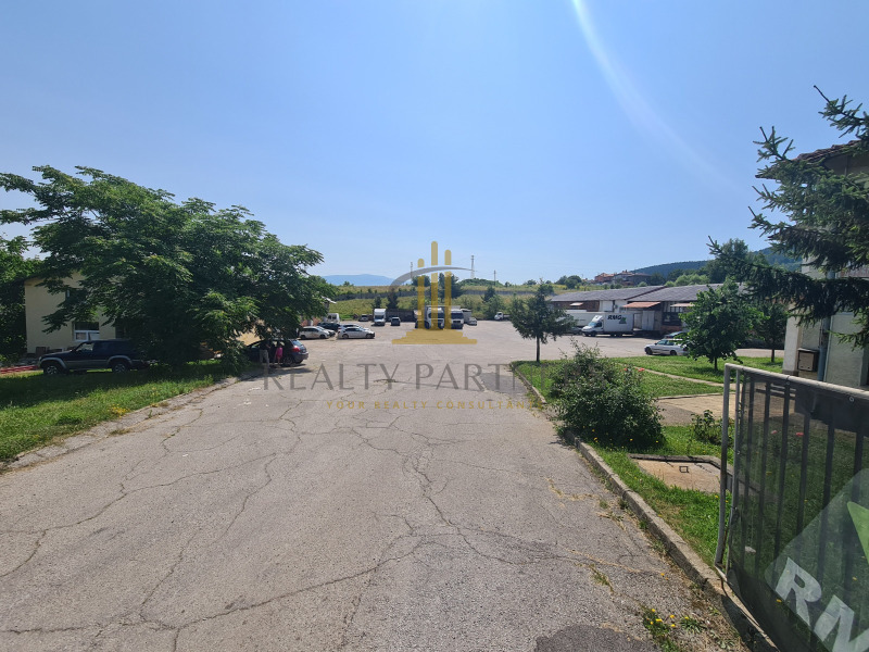Продава  Пром. помещение град Перник , Калкас , 4500 кв.м | 43353534 - изображение [2]