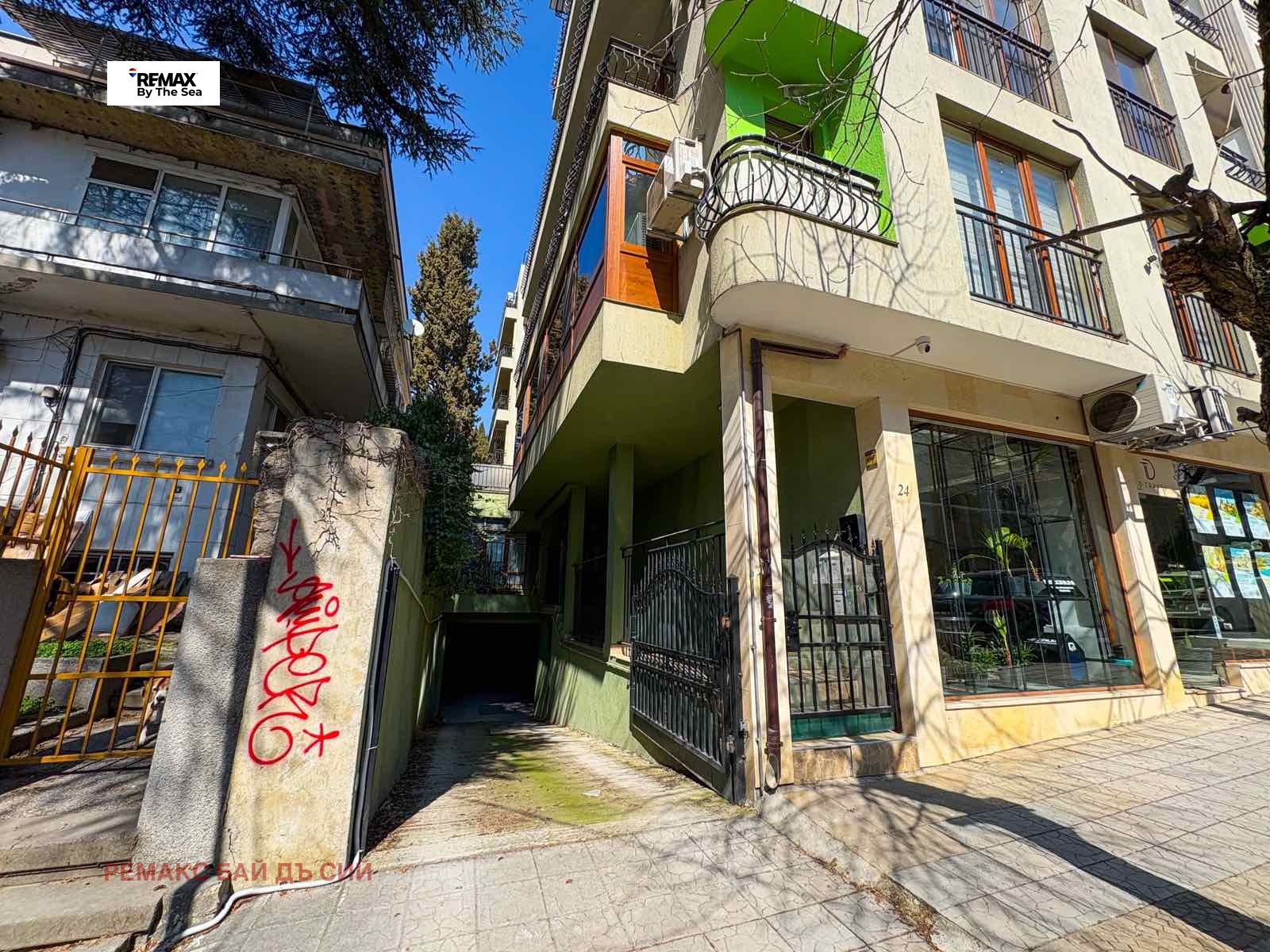 Продава ГАРАЖ, ПАРКОМЯСТО, гр. Варна, Център, снимка 2 - Гаражи и паркоместа - 53991377