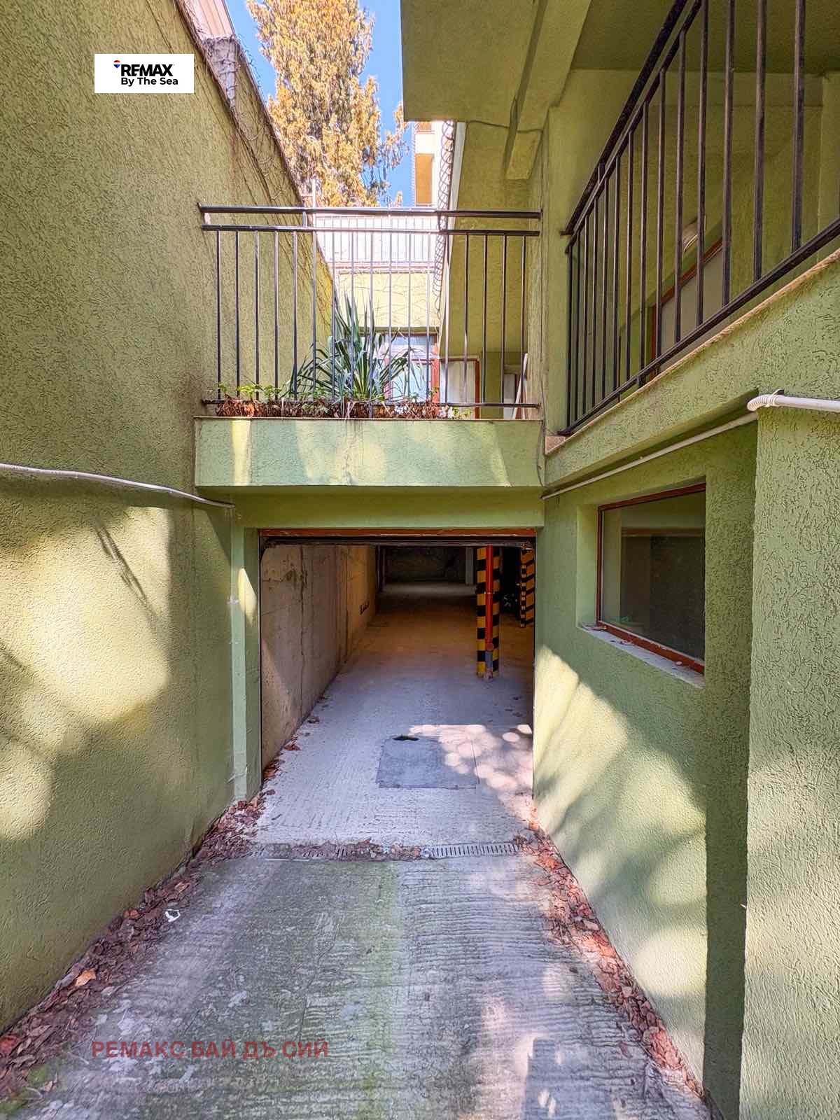 Продава ГАРАЖ, ПАРКОМЯСТО, гр. Варна, Център