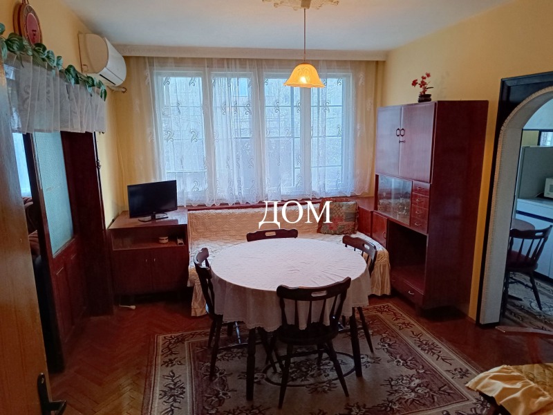 Продава 4-СТАЕН, гр. Шумен, 5-ти полк, снимка 1 - Aпартаменти - 48035982