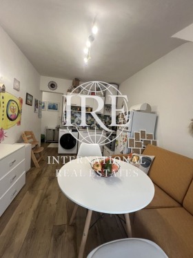 1 Schlafzimmer Zentar, Warna