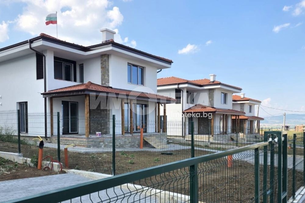 Продава КЪЩА, с. Гурмазово, област София област