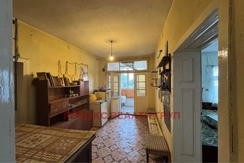 Продава  4-стаен град Търговище , Запад 3 , 1000 кв.м | 81222345