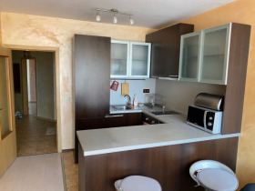 1 quarto Lazur, Burgas