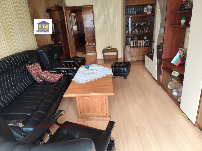 Продава 3-СТАЕН, гр. Перник, Изток, снимка 2 - Апартаменти - 52599653