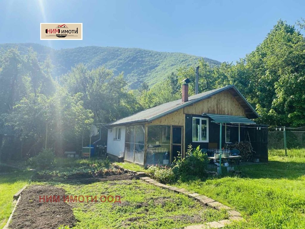 Продава ВИЛА, с. Владо Тричков, област София област