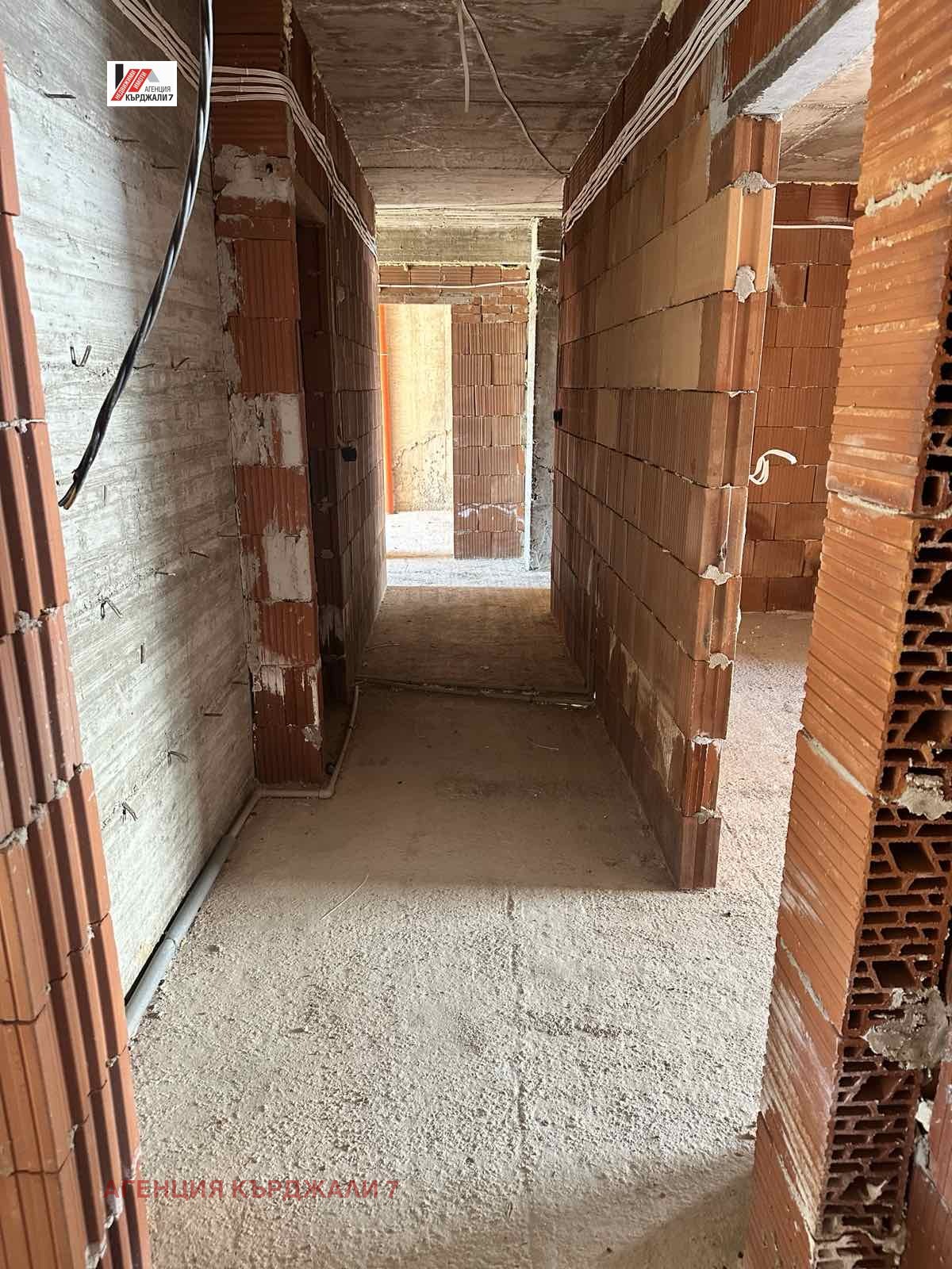 Продава МНОГОСТАЕН, гр. Кърджали, Възрожденци, снимка 2 - Апартаменти - 50557556