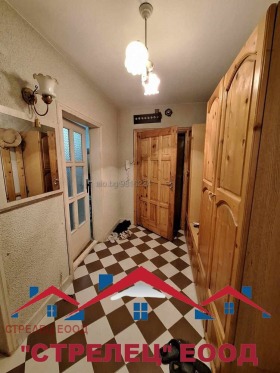 Продава 3-стаен град Добрич Център - [1] 