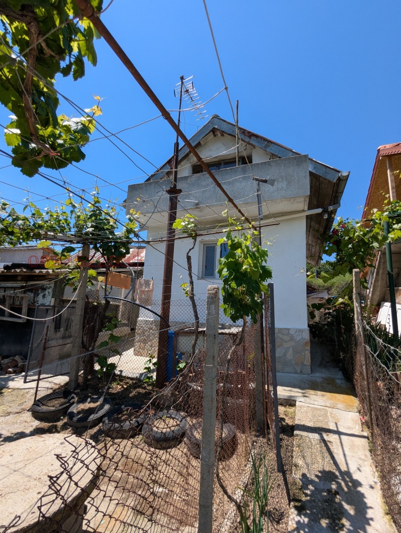 Продава ВИЛА в област Стара Загора, гр. Казанлък - 50 кв.м / 35 790.43 € » 70 000 лв.