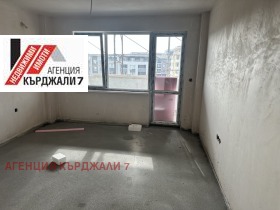 2 спаваће собе Вазрожденци, Карджали 6