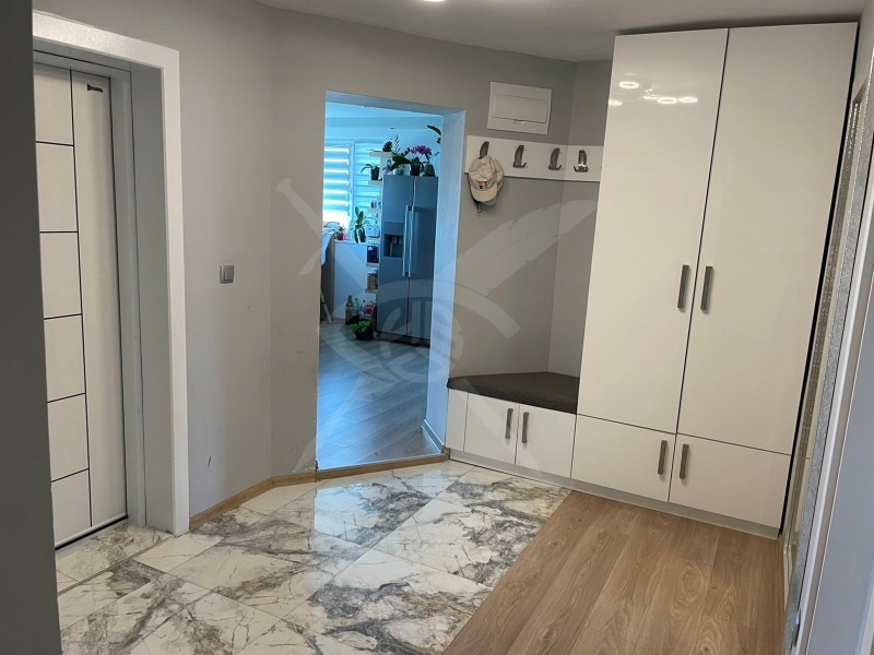 Продава МНОГОСТАЕН, гр. Бургас, Възраждане, снимка 2 - Апартаменти - 52610558