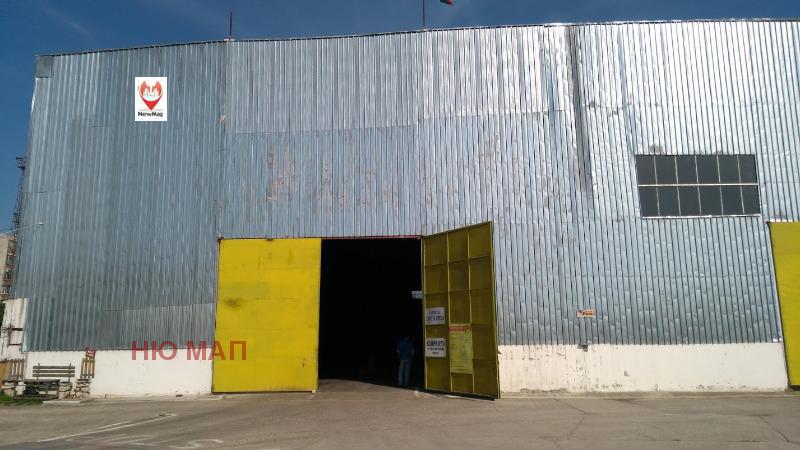Продава  Склад град Плевен , Индустриална зона , 4708 кв.м | 22498356 - изображение [2]