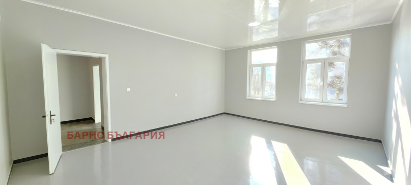 Продава ОФИС в област Разград, гр. Кубрат - 390 кв.м / 130 000 € » 254 257.90 лв., БАРНС БЪЛГАРИЯ