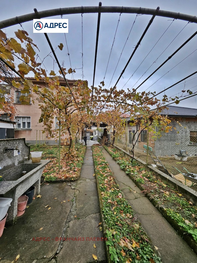 Продава ЕТАЖ ОТ КЪЩА, гр. Плевен, Сторгозия, снимка 2 - Етаж от къща - 53496671