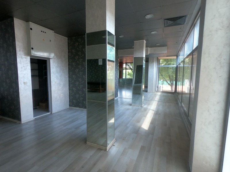 Продава МАГАЗИН, гр. Шумен, Център, снимка 2 - Магазини - 52399588