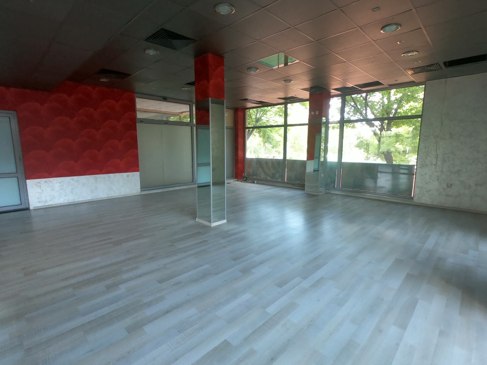 Продава МАГАЗИН, гр. Шумен, Център, снимка 2 - Магазини - 52399588