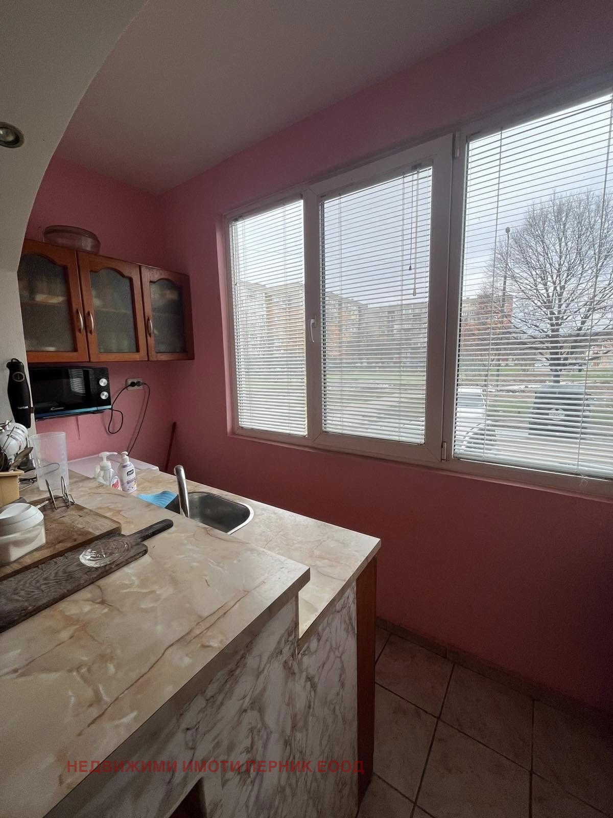 Продава 3-СТАЕН, гр. Перник, Изток, снимка 2 - Апартаменти - 54423089