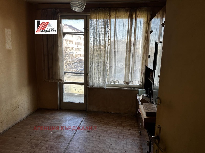 Продава МНОГОСТАЕН, гр. Кърджали, Център, снимка 2 - Aпартаменти - 47064948