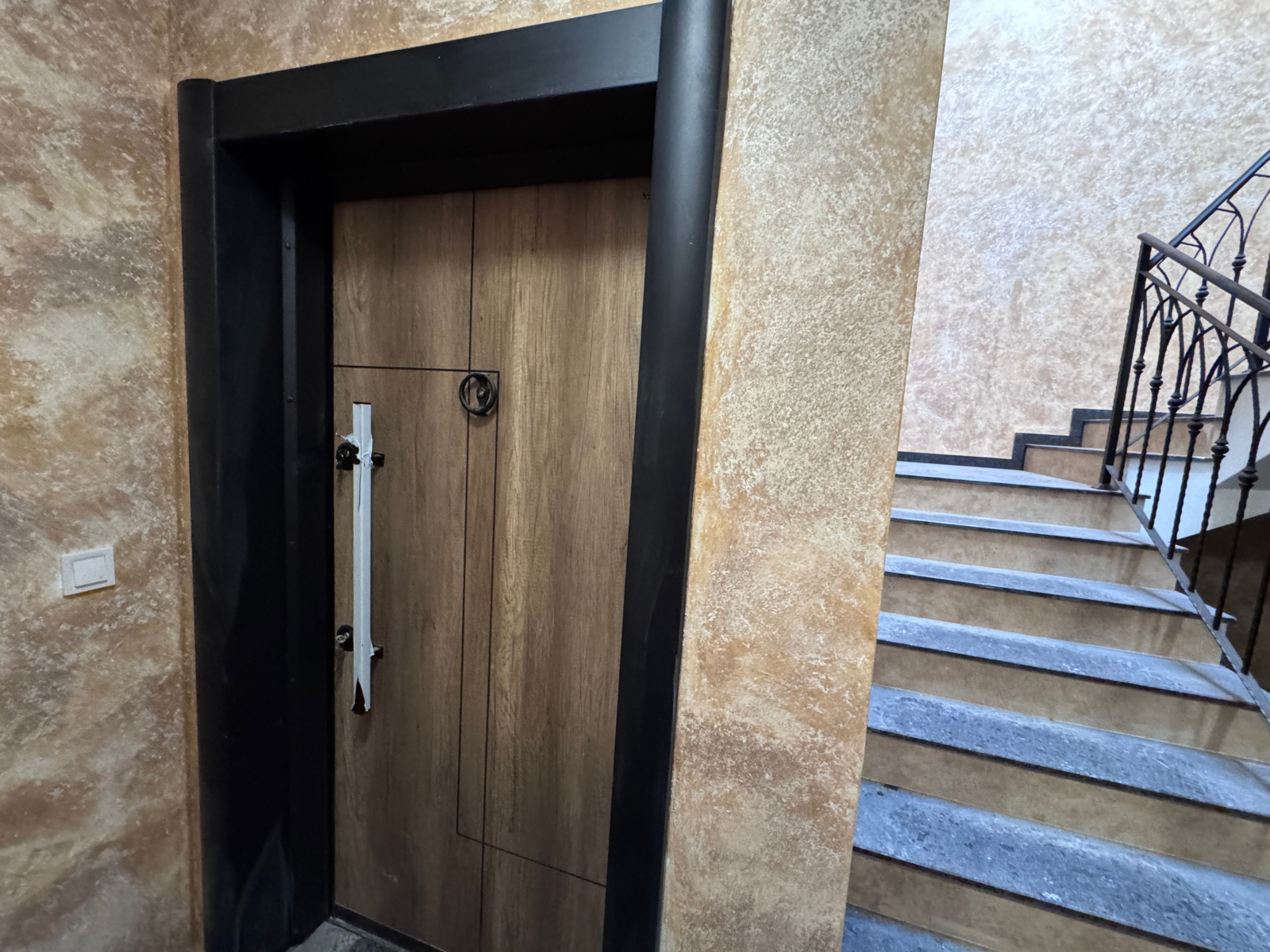 Продава ЕТАЖ ОТ КЪЩА, гр. Пловдив, Кършияка, снимка 2 - Етаж от къща - 53783917