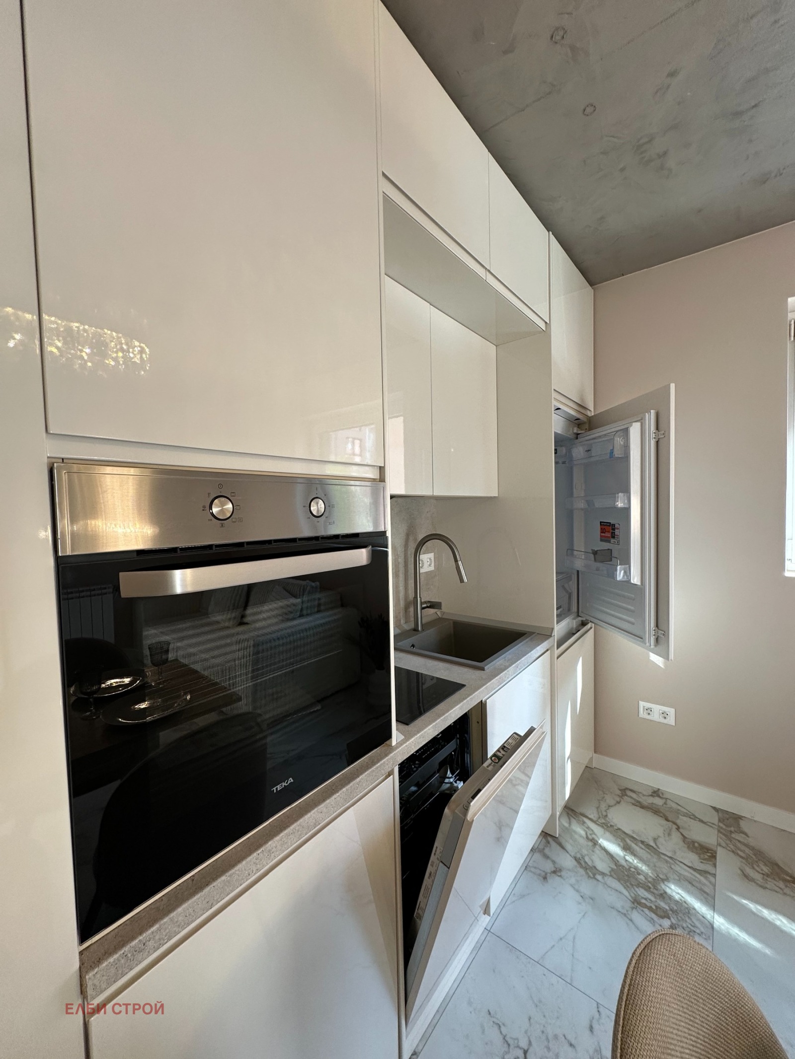 Продава 3-СТАЕН, гр. Перник, Изток, снимка 3 - Апартаменти - 54114177