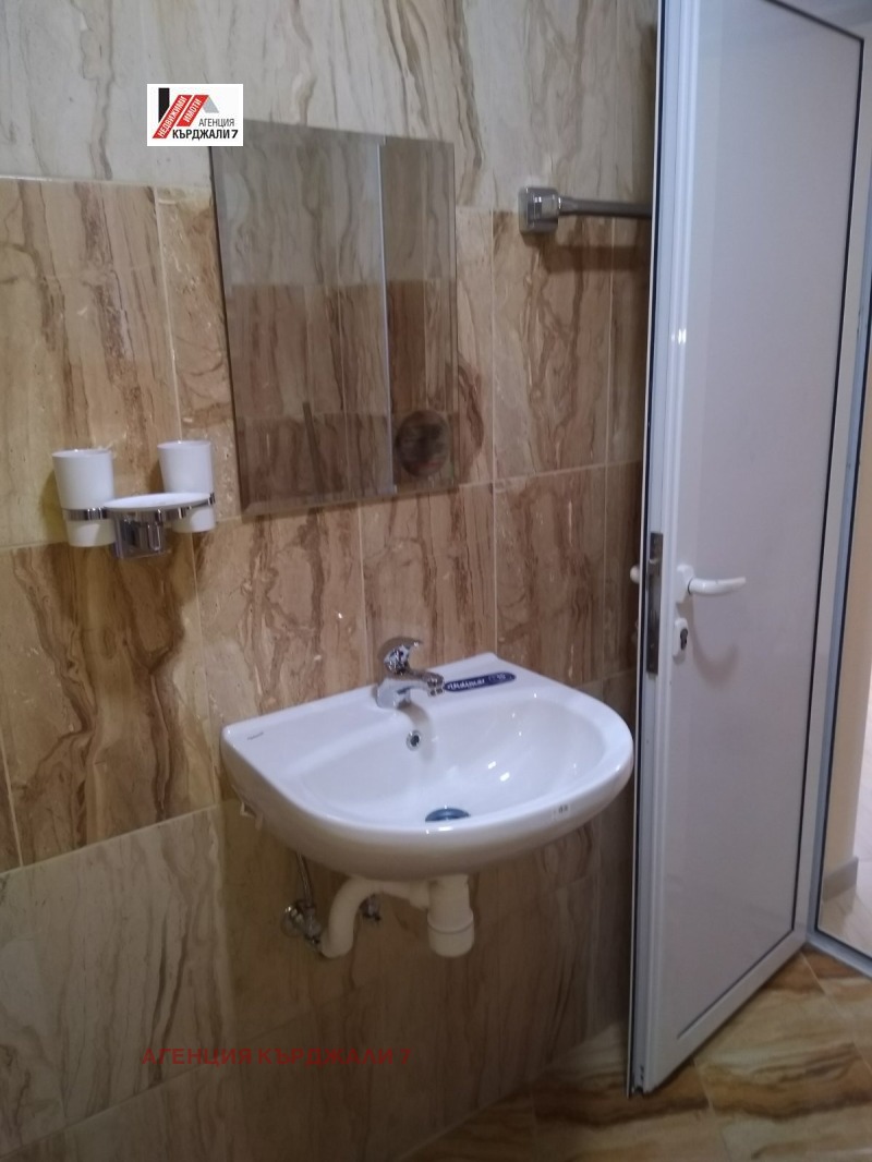 Продава  2-стаен град Кърджали , Възрожденци , 79 кв.м | 23607195 - изображение [13]