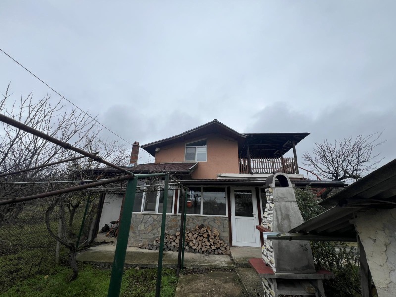 Продава ВИЛА, гр. Разград, Промишлена зона - Изток, снимка 2 - Вили - 52558219