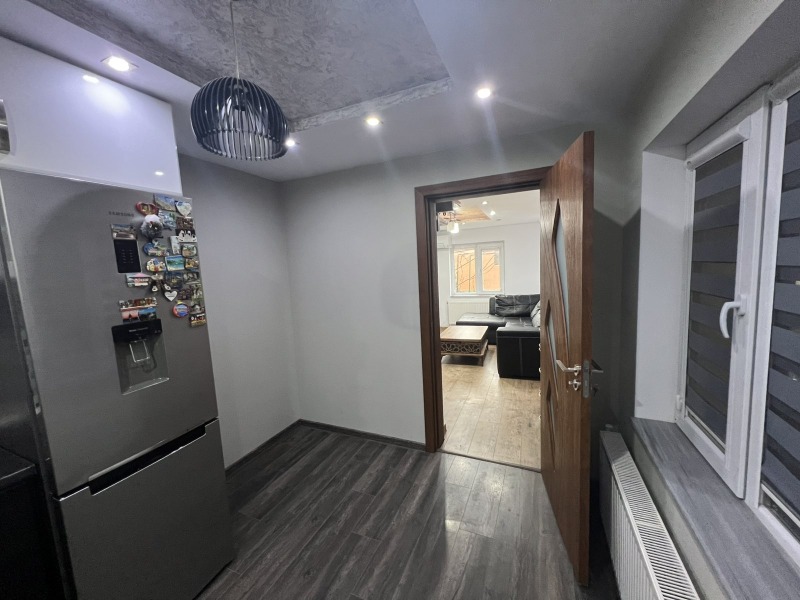 Продава ВИЛА, гр. Разград, Промишлена зона - Изток, снимка 4 - Вили - 52558219