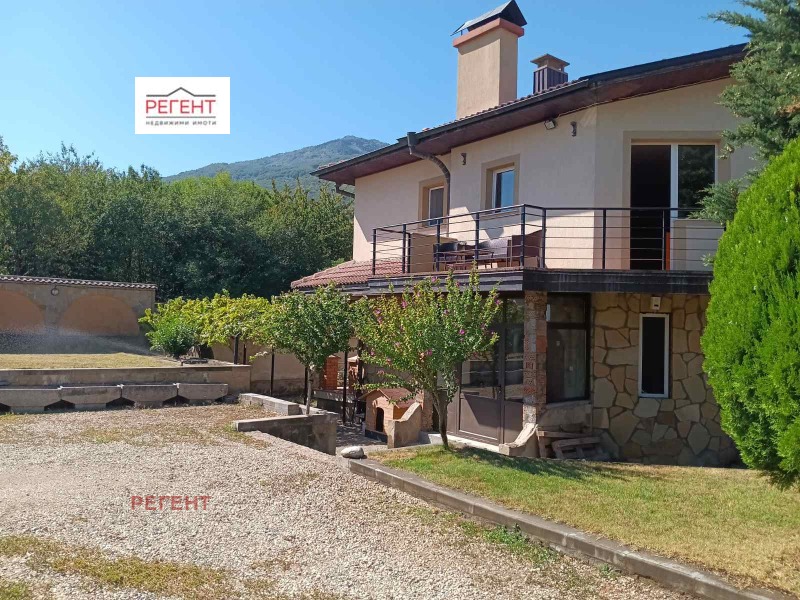 Продава КЪЩА в град София, в.з.Киноцентъра 3 част - 950 кв.м / 1 890 000 € » 3 696 518.70 лв., РЕГЕНТ
