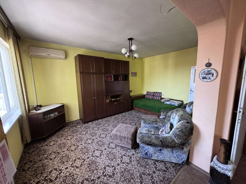 Продава ЕТАЖ ОТ КЪЩА, гр. Нови пазар, област Шумен, снимка 2 - Етаж от къща - 53368754